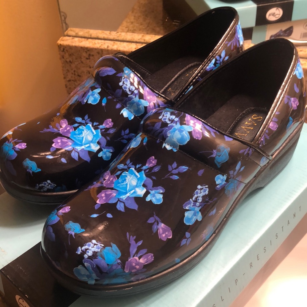 Brand: Savvy Size:9 Color: Black Patent Leather Floral Print Blue and purple